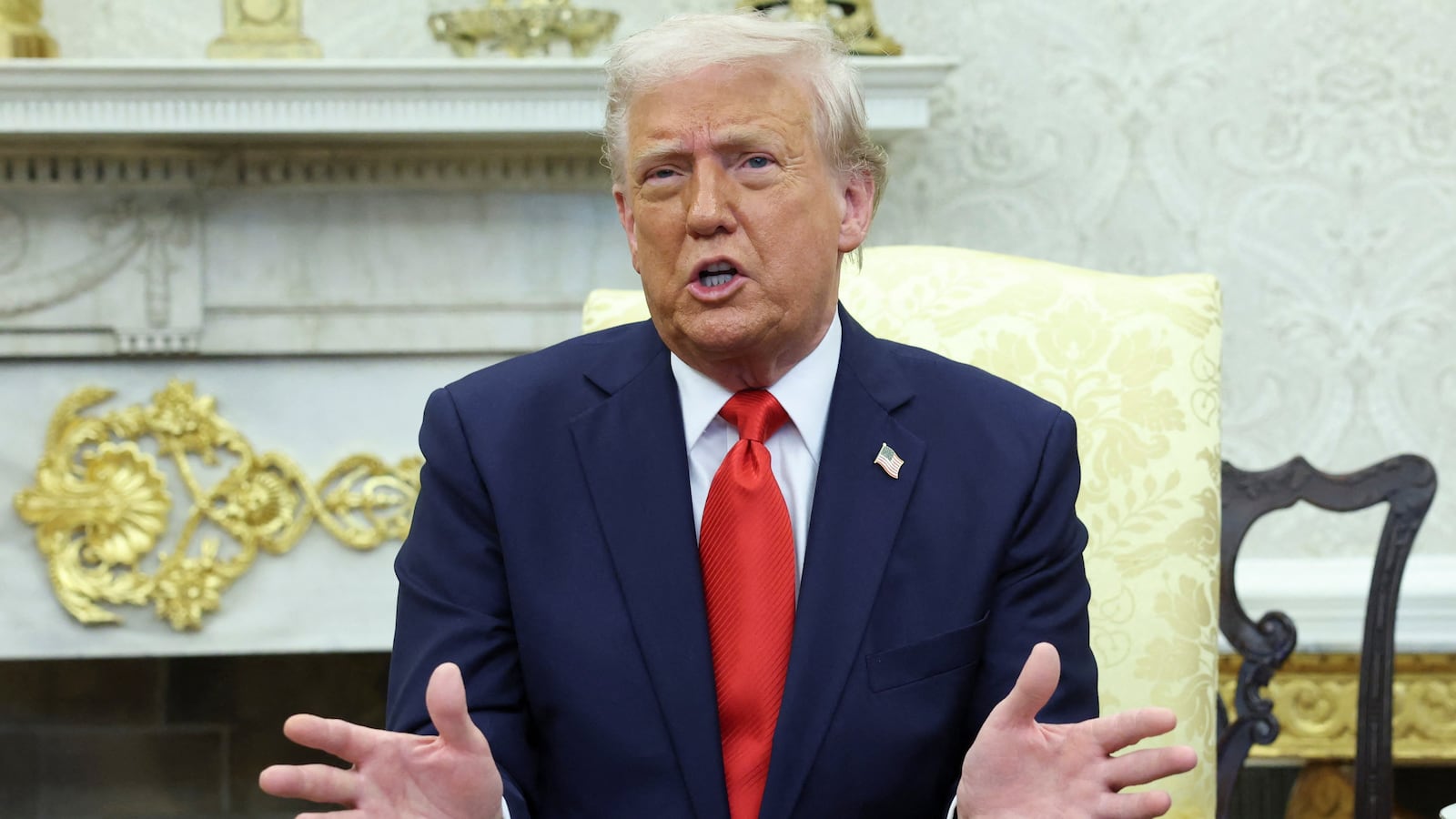 U.S. President Donald Trump meets with El Salvador President Nayib Bukele (not pictured) in the Oval Office at the White House in Washington, D.C., U.S., April 14, 2025. REUTERS/Kevin Lamarque